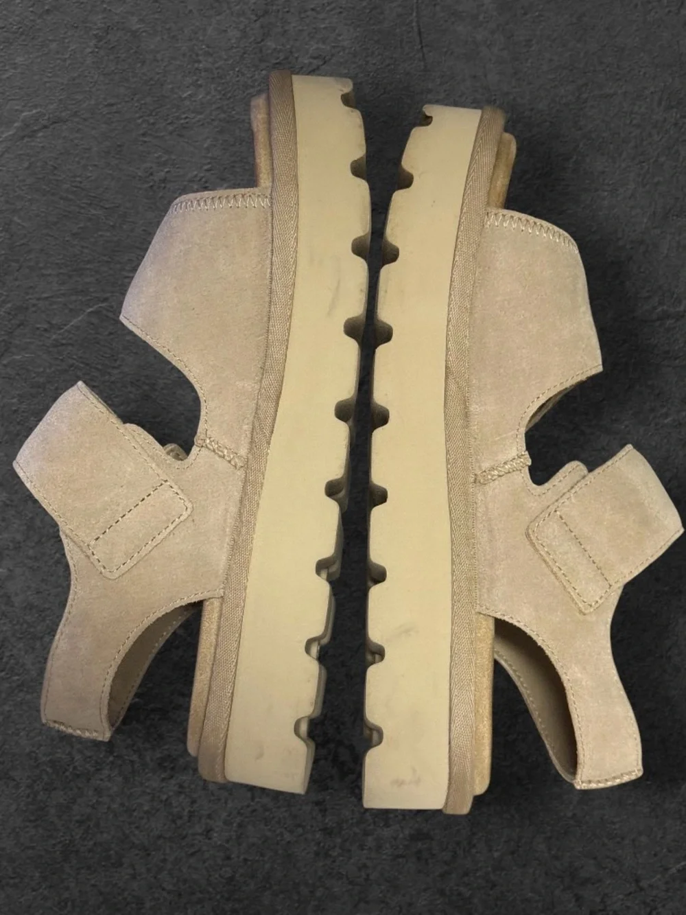 Koolaburra by UGG Tizz Suede Platform Sandals in a neutral  beige  SZ 8